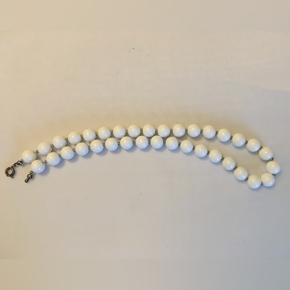 Vintage white bead necklace - Picture 6 of 6
